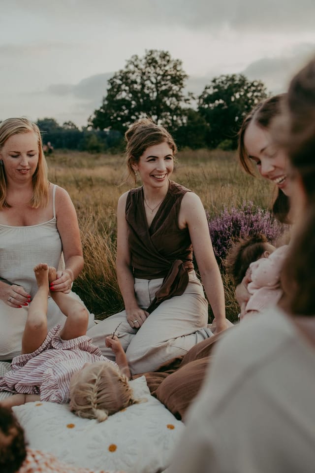 Moeders in een kring samen in de natuur