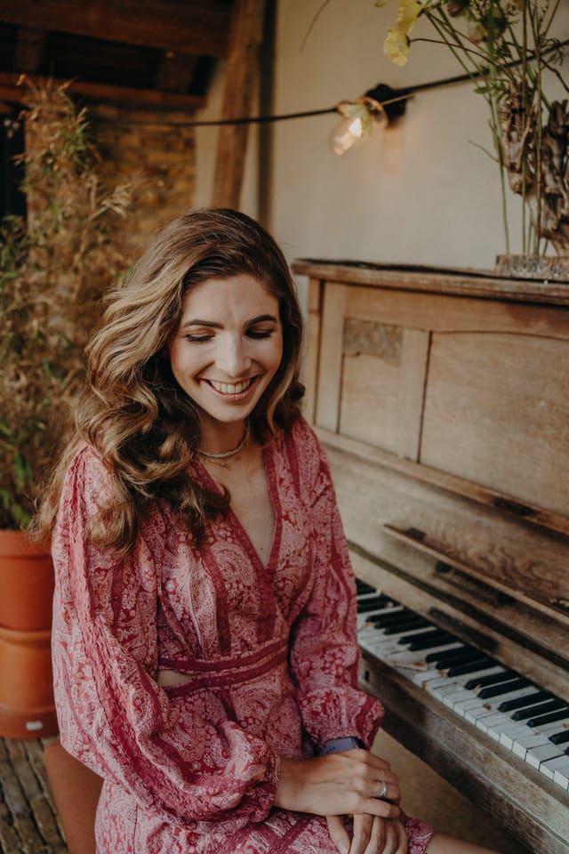 Stephanie bij de piano — portretfoto