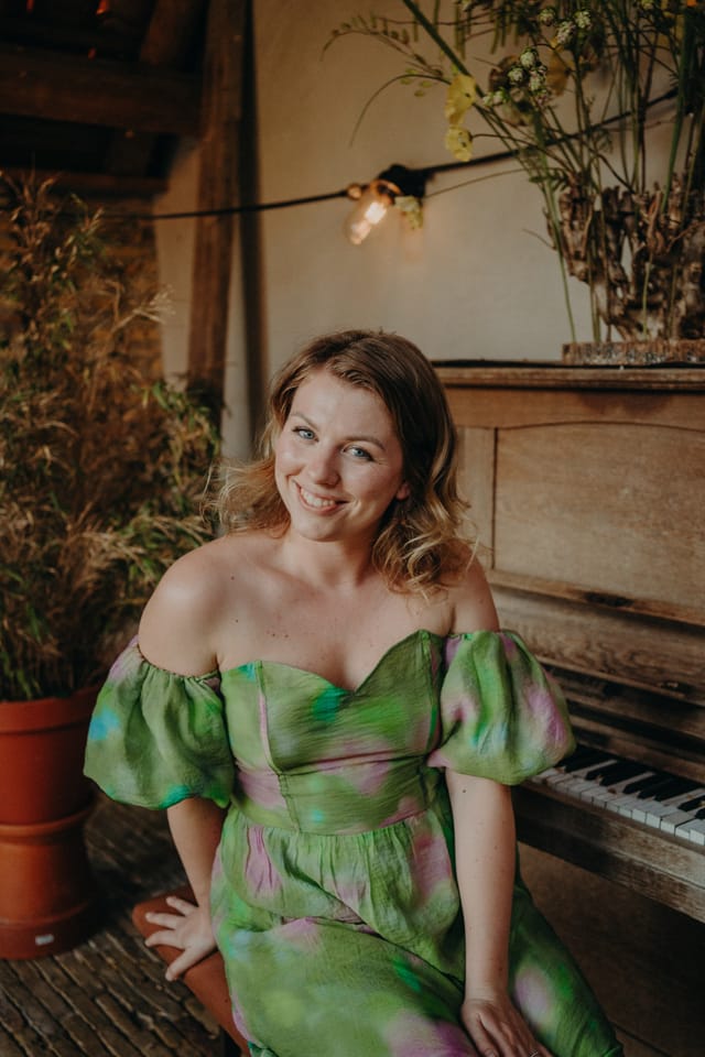 Daniëlle bij de piano — portretfoto
