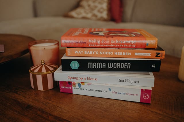 Stapel moederboeken op tafel