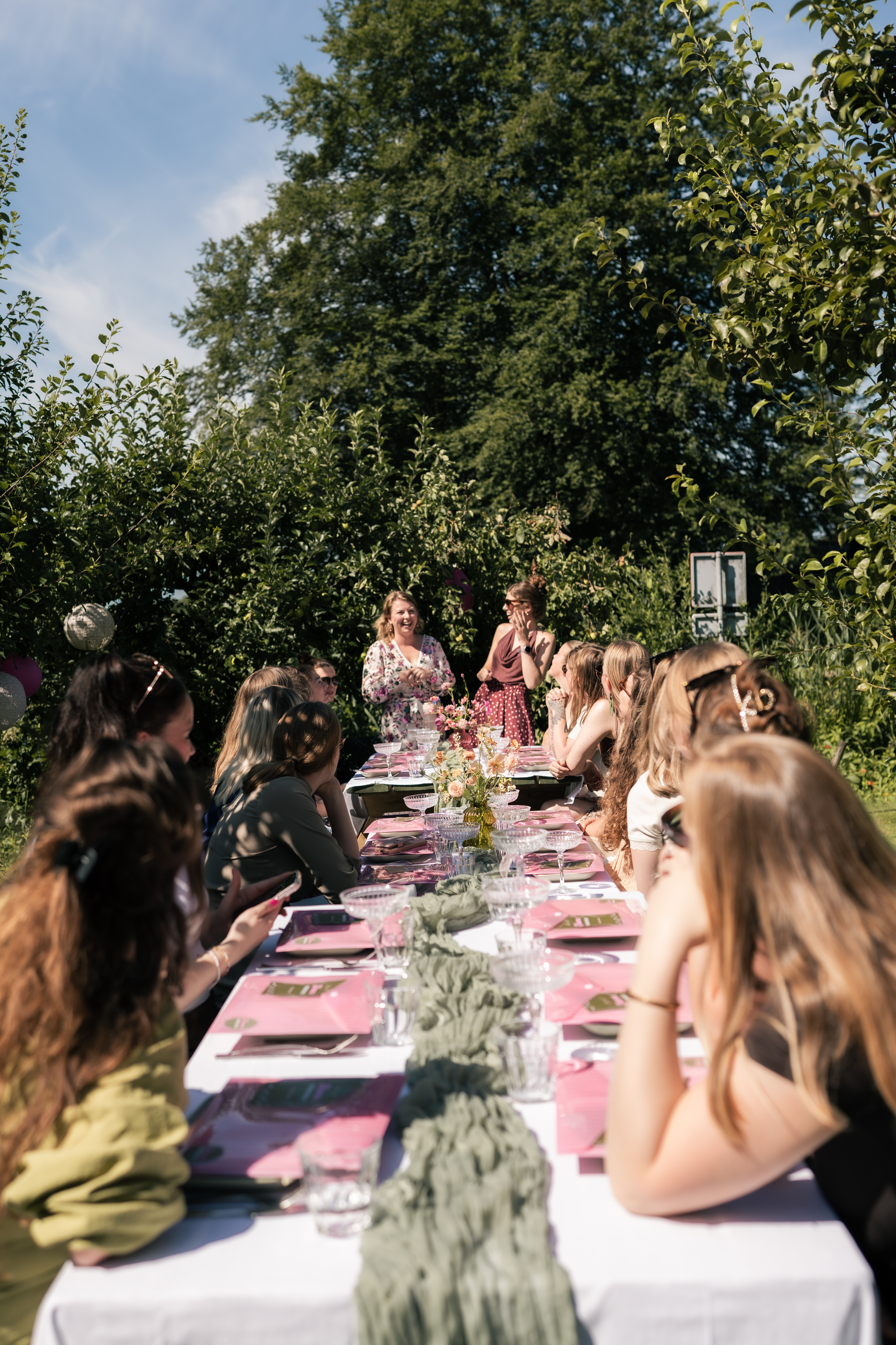 Vrouw van achteren lopend in een veld bij zonsondergang